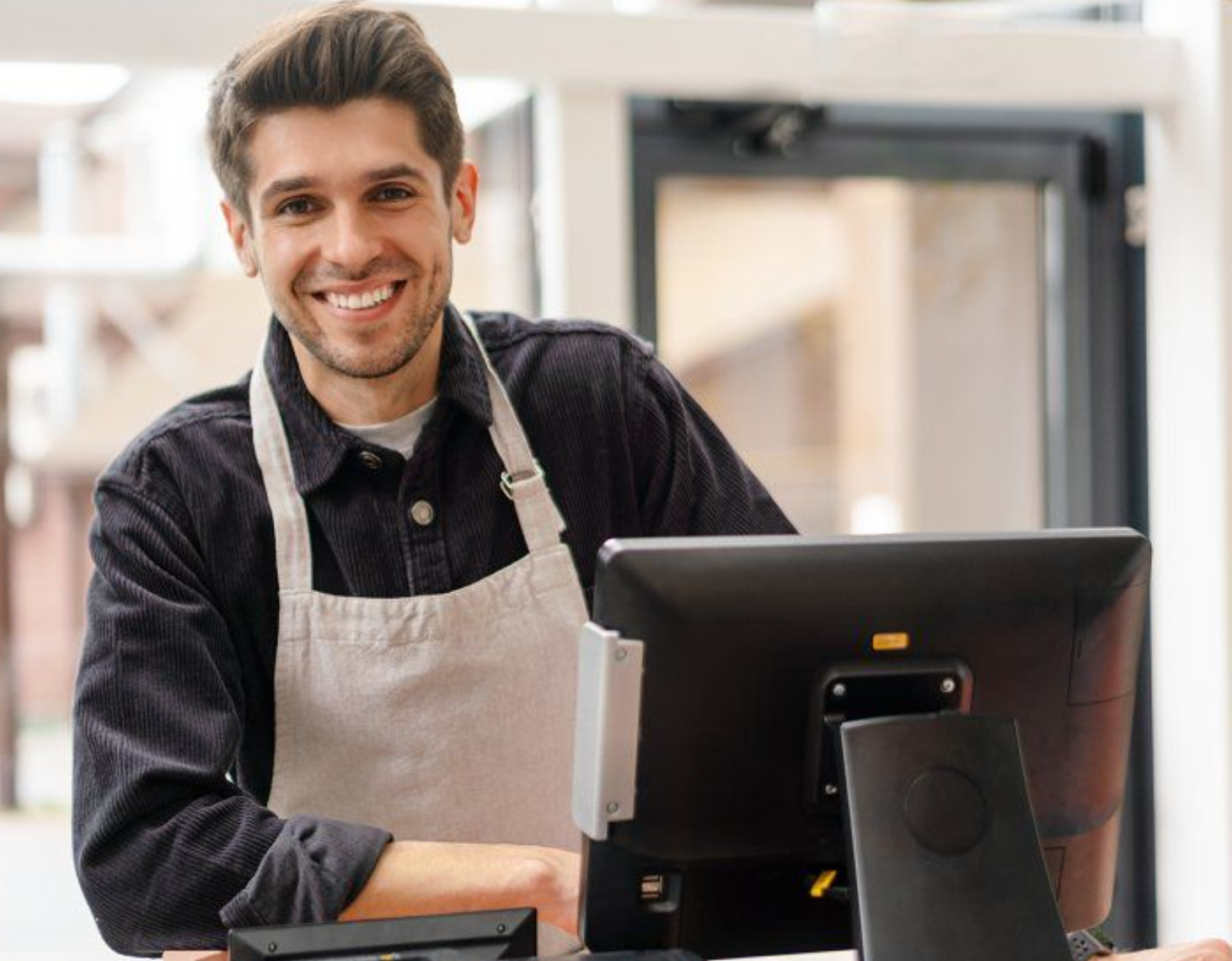 Comerciante sorrindo