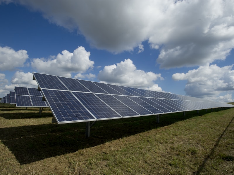 Vista aérea de usina solar no campo